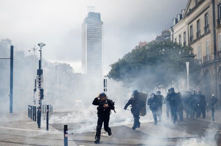 Γαλλία: Νέες συγκρούσεις αστυνομικών με διαδηλωτές για το συνταξιοδοτικό