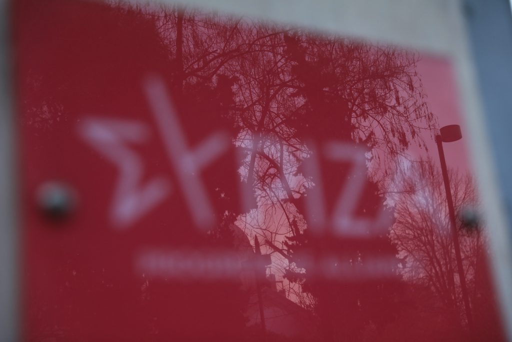 ΣΥΡΙΖΑ κατά Μητσοτάκη: Με ΜΑΤ, ΟΠΚΕ και μεταφερόμενους οπαδούς συνεχίζει την υποκρισία πάνω στην τραγωδία