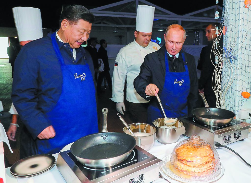 Ο Σι στο Κρεμλίνο μετά το ένταλμα για Πούτιν