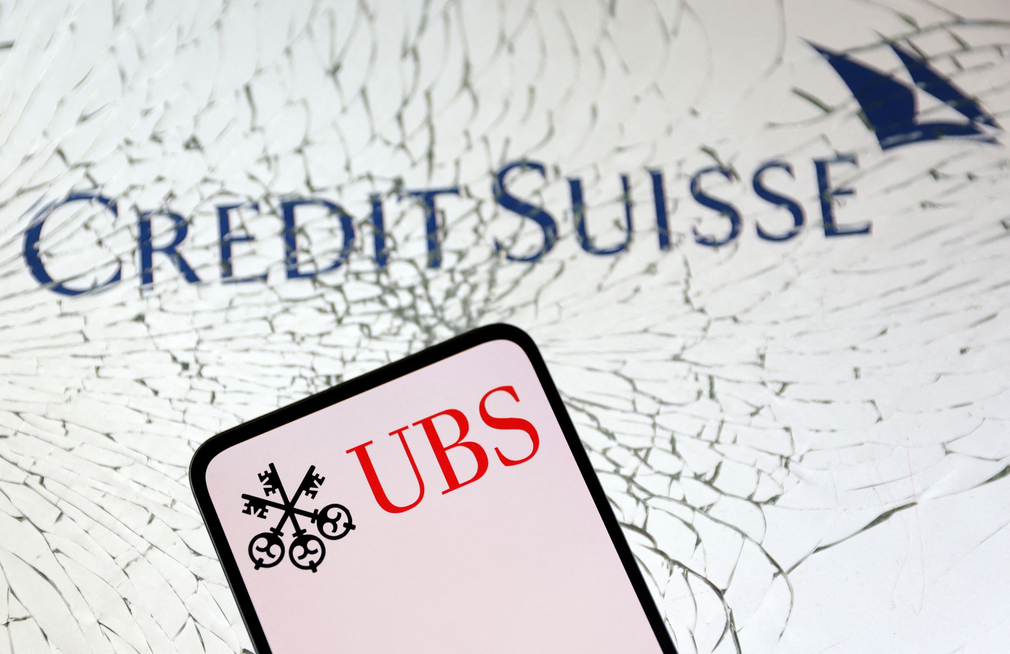 Η UBS προσφέρει ένα δισ. δολλάρια για την Credit Suisse