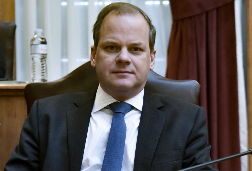 Βουλή: Σκληρή κόντρα για τα Τέμπη – Τι θα πει ο Καραμανλής