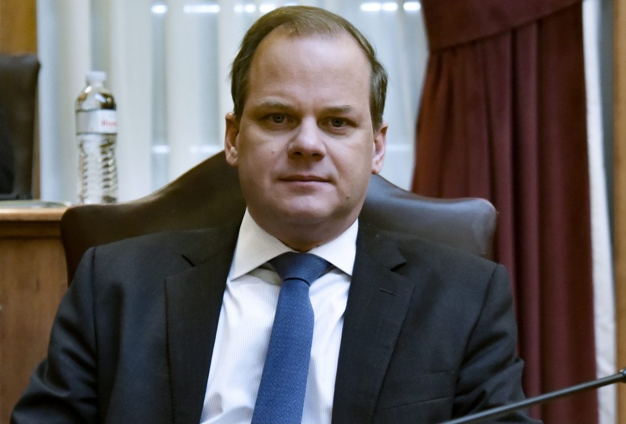 Βουλή: Σκληρή κόντρα για τα Τέμπη – Τι θα πει ο Καραμανλής