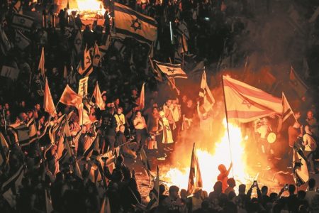 Σε αδιέξοδο ο Νετανιάχου, στα δύο η χώρα