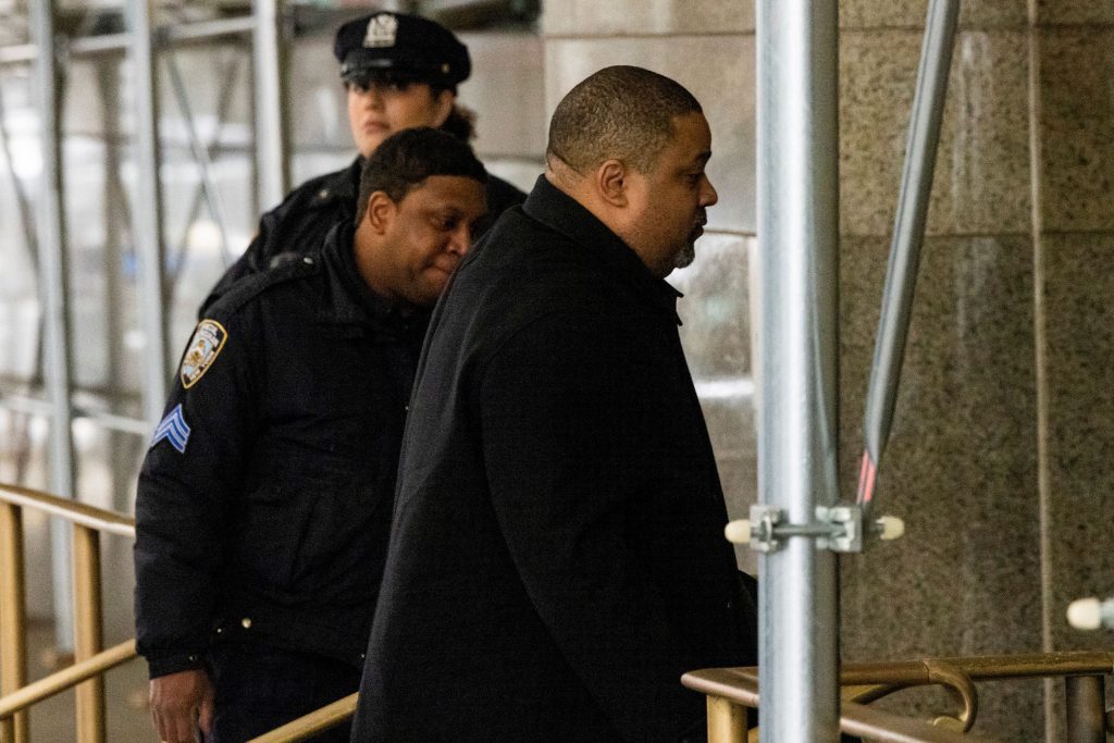 Τραμπ: Θέλει να πάει στο δικαστήριο με χειροπέδες