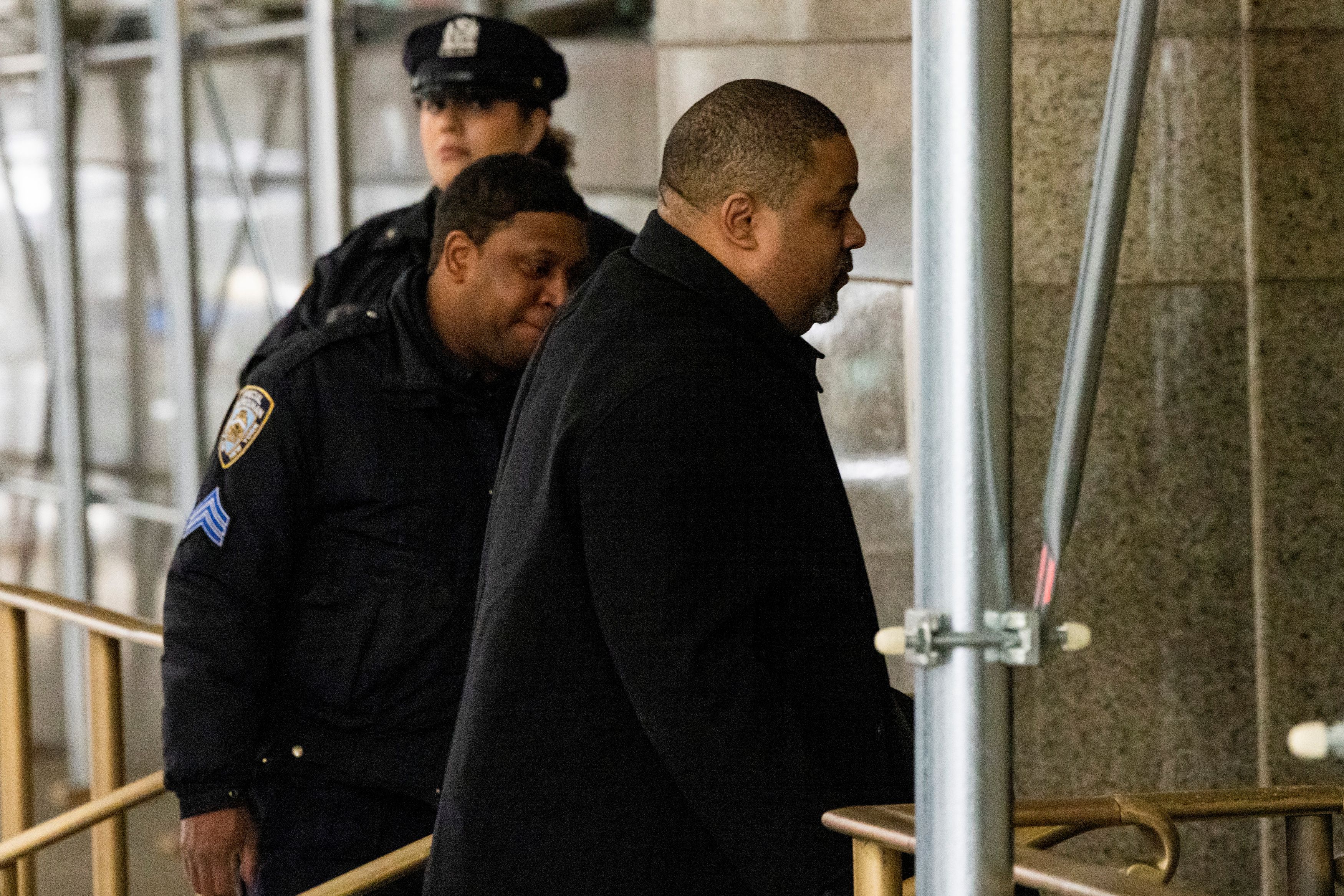 Τραμπ: Θέλει να πάει στο δικαστήριο με χειροπέδες