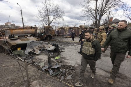 Πόλεμος στην Ουκρανία: Αιφνιδιαστική επίσκεψη Ζελένσκι στο Μπαχμούτ