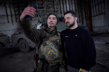 Πόλεμος στην Ουκρανία: Αιφνιδιαστική επίσκεψη Ζελένσκι στο Μπαχμούτ