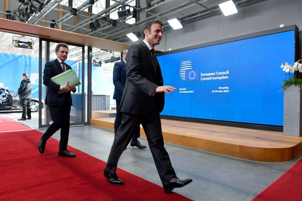 Μακρόν: Με τρείς ώρες καθυστέρηση στη σύνοδο κορυφής – Απέφυγε τους δημοσιογράφους