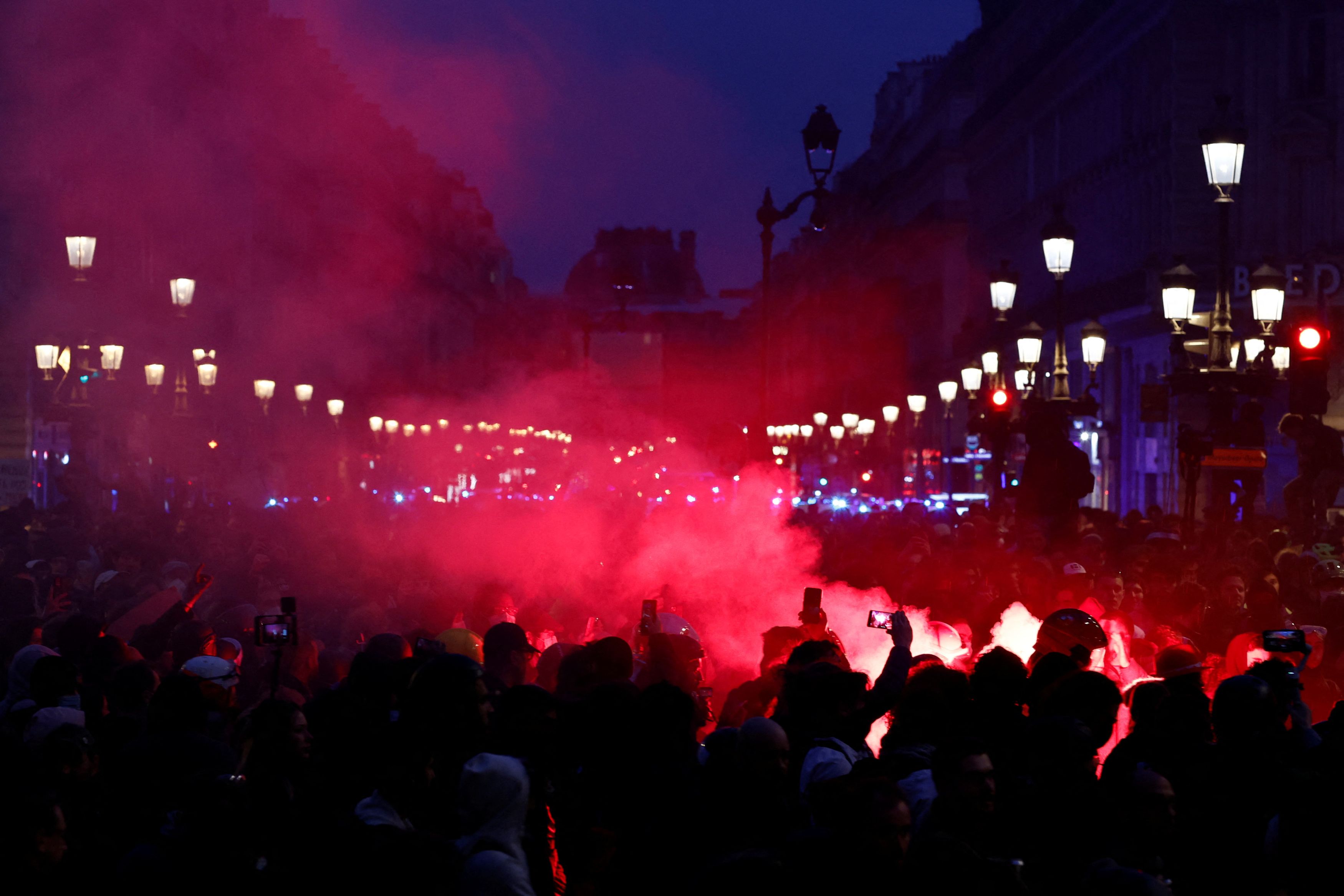 Γαλλία: Συνεχίζονται οι μαζικές διαδηλώσεις για το συνταξιοδοτικό