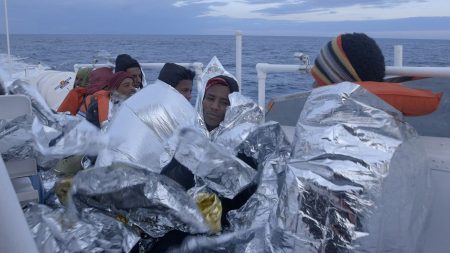 Ναυάγιο ανοικτά της Τυνησίας: Πέντε νεκροί και 28 αγνοούμενοι μετανάστες