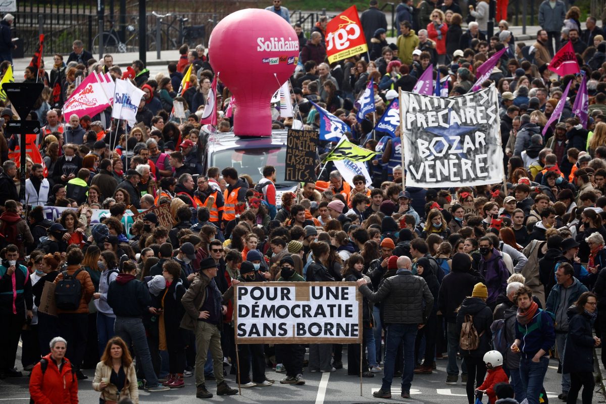 Γαλλία: Η γενική απεργία για το συνταξιοδοτικό παρέλυσε τη χώρα