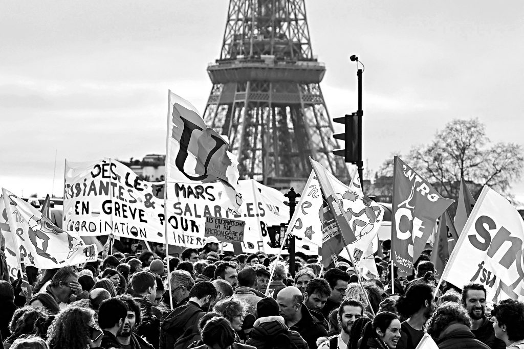 Ασφαλιστικό: Τι χωρίζει την Αθήνα του 2001…από το Παρίσι του 2023