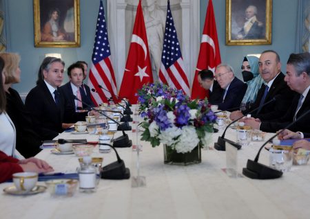 Τουρκία: Στοχοποιεί τις ΗΠΑ – Πυρά από τον επικοινωνιολόγο του Ερντογάν