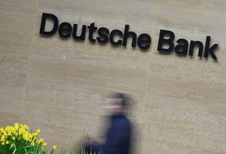 Κατακόρυφη πτώση για τη μετοχή της Deutsche Bank – Άλμα για τα CDS