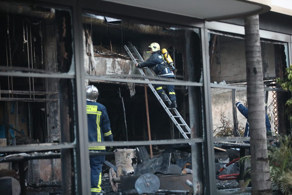 Φωτιά στη Νέα Σμύρνη: Ενας τραυματίας, 5 απεγκλωβισμοί και καταγγελίες για εμπρησμό