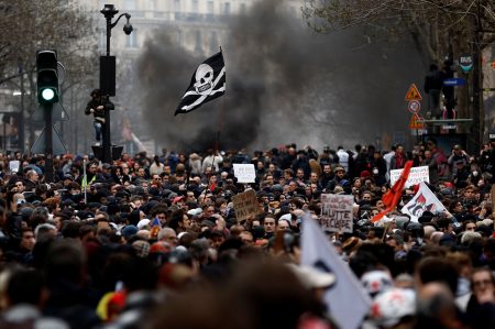 Το Παρίσι καίγεται για το συνταξιοδοτικό – Ανένδοτος ο Μακρόν