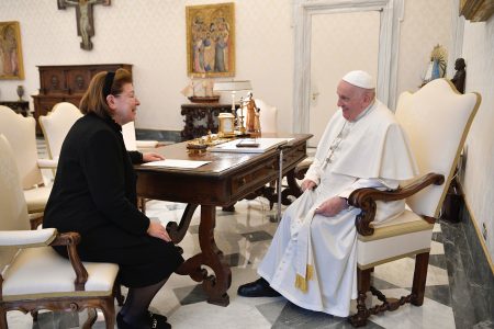 Βατικανό: Τη Λίνα Μενδώνη υποδέχθηκε σήμερα ο Πάπας Φραγκίσκος
