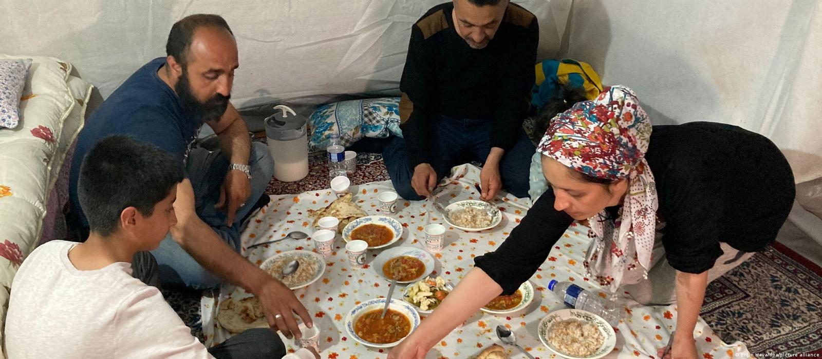 Τουρκία:  Με «βαριά καρδιά» το ραμαζάνι, έξι εβδομάδες μετά τον καστροφικό σεισμό
