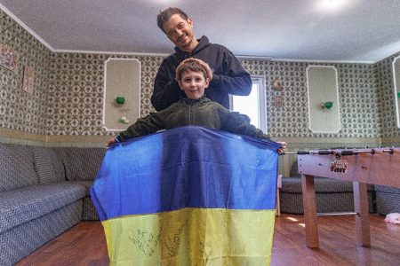 Ο Ορλάντο Μπλουμ επισκέπτεται κέντρο για παιδιά στο Κίεβο