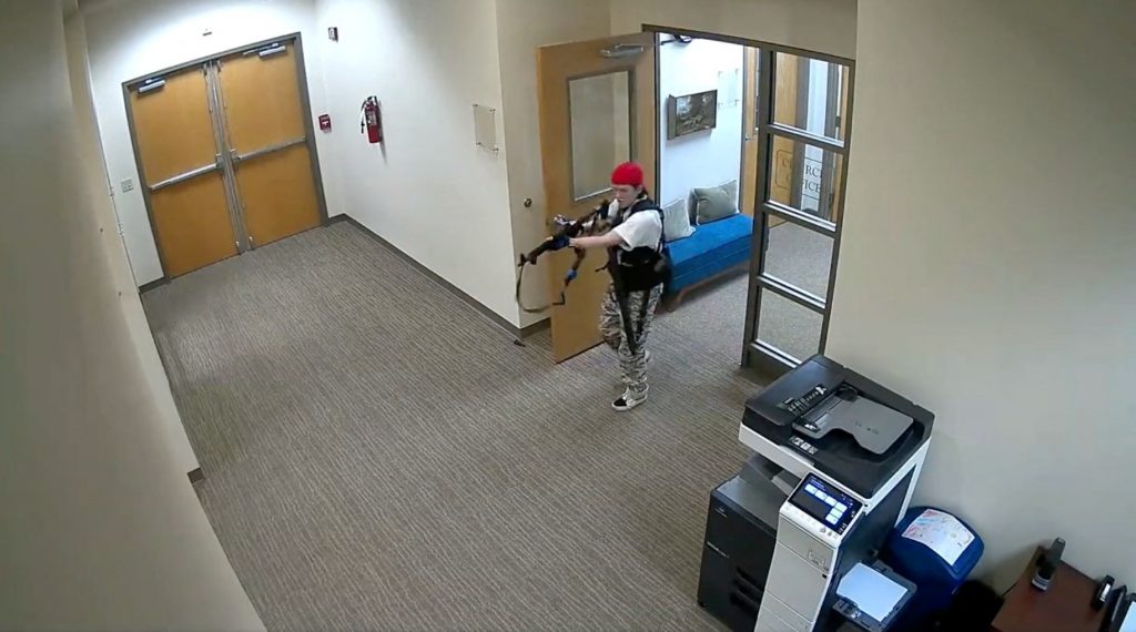 Τενεσί: Η στιγμή που η δράστιδα εισβάλλει στο σχολείο – Η έκκληση Μπάιντεν