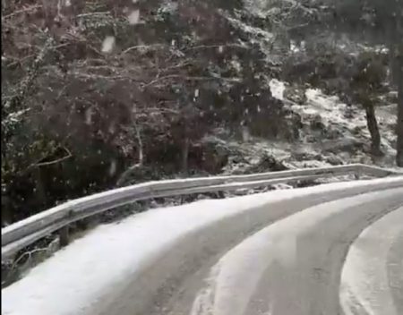 Καιρός: Στα «λευκά» η Πάρνηθα – Χιονοκαταιγίδα στην περιοχή