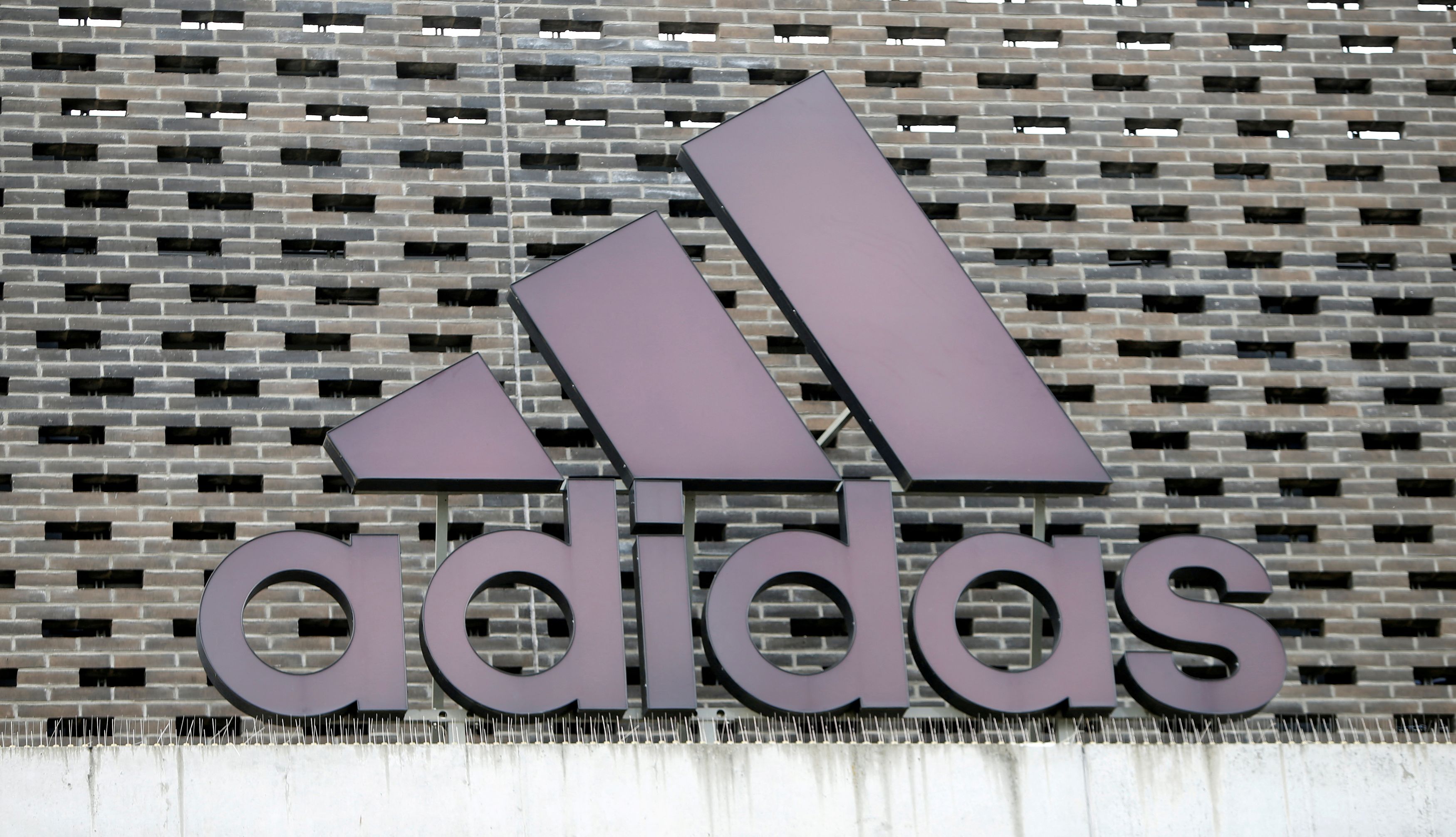 Adidas: Δίνει το ελεύθερο στο Black Lives Matter να χρησιμοποιήσει τις τρεις ρίγες