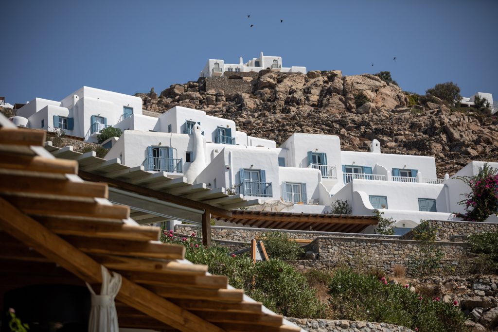 Μύκονος: Χτίζουν ακόμη και τη νύχτα – Οι αυθαιρεσίες