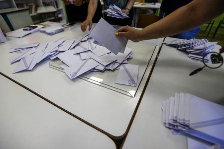 Προς εκλογές ακραίας πόλωσης – Τι δείχνουν οι κυλιόμενες δημοσκοπήσεις
