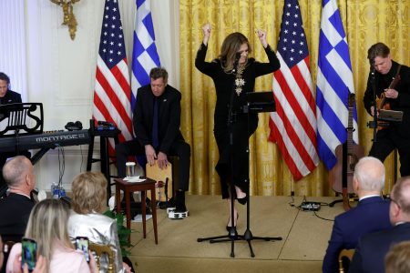 Ρίτα Γουίλσον: Τραγούδησε ελληνικά τραγούδια στον Λευκό Οίκο για την 25η Μαρτίου