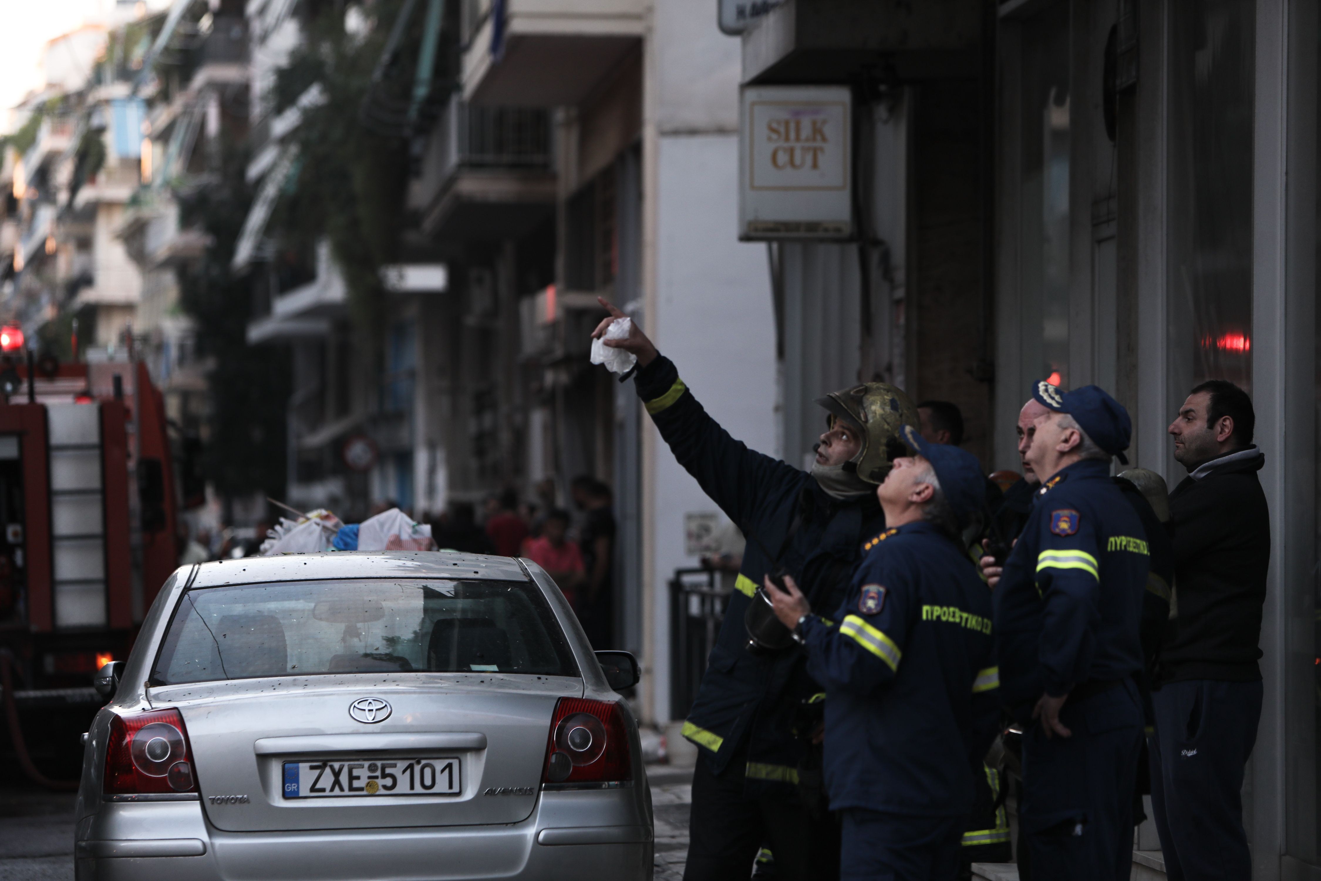 Πειραιάς: Επί ποδός η Πυροσβεστική – Μεγάλη φωτιά σε ισόγειο πολυκατοικίας