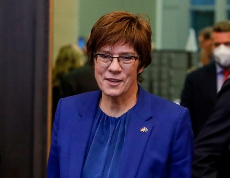 Ανεγκρέτ Κραμπ – Καρενμπάουερ: «Δεν θα αφήσουμε τη διαμόρφωση του κόσμου στους δικτάτορες»