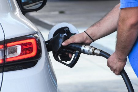 Ανεβάζει την τιμή της βενζίνης η μείωση της παγκόσμιας παραγωγής πετρελαίου