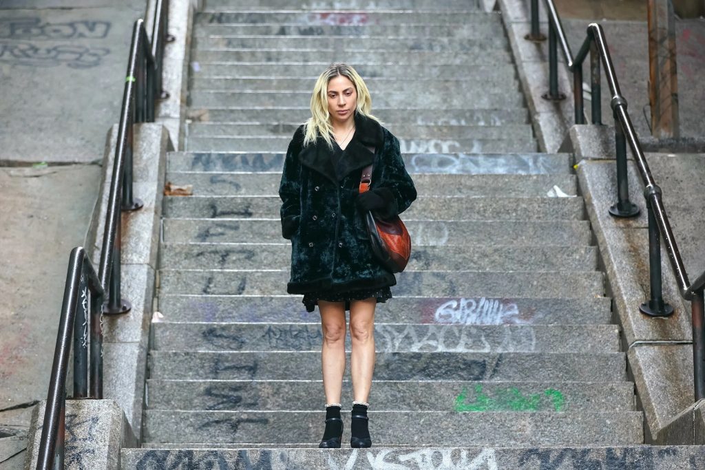 «Joker: Folie à Deux»: Η Lady Gaga στα διάσημα σκαλιά της Νέας Υόρκης