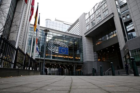 Ευρωπαϊκό Κοινοβούλιο: Nέοι κανόνες για τη διασφάλιση ίσων αμοιβών για γυναίκες και άνδρες