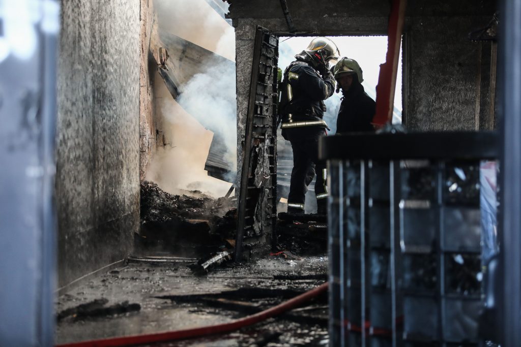 Σεπόλια: Πυρκαγιά σε χώρο στάθμευσης πολυκατοικίας