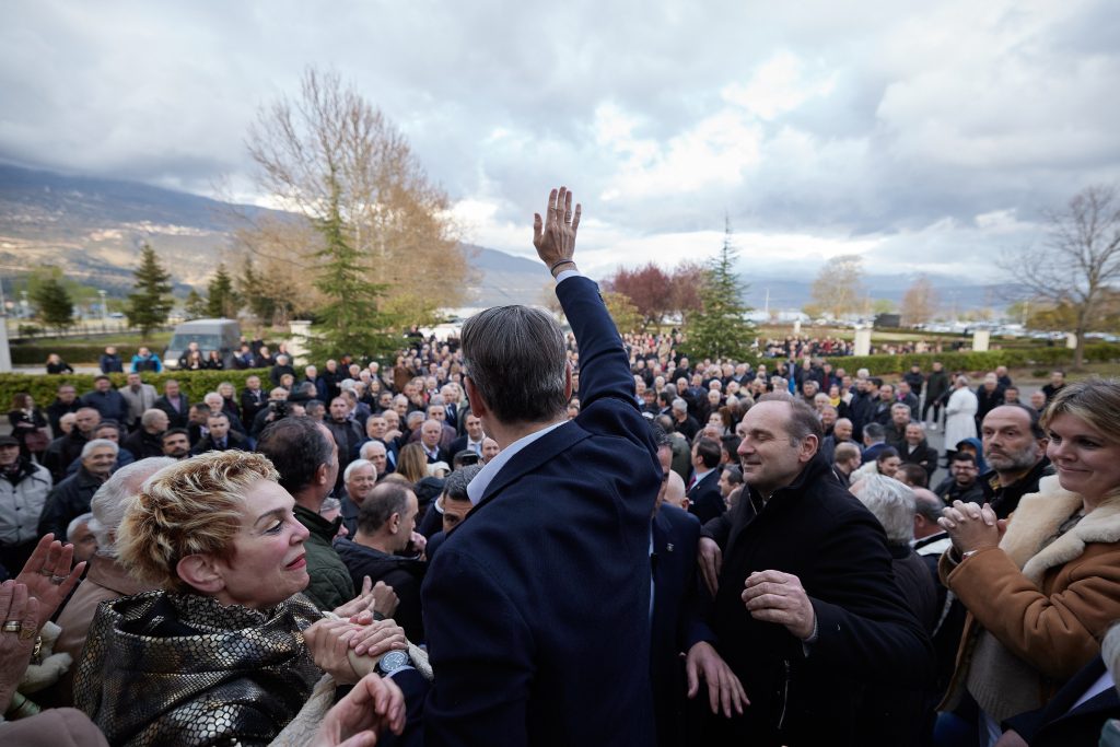 Μητσοτάκης και Τσίπρας ρίχνουν το χαρτί της οικονομίας