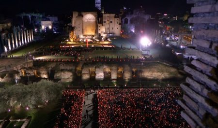 Πάσχα των καθολικών: Σε κλίμα κατάνυξης η «Οδός του Σταυρού» στο Κολοσσαίο