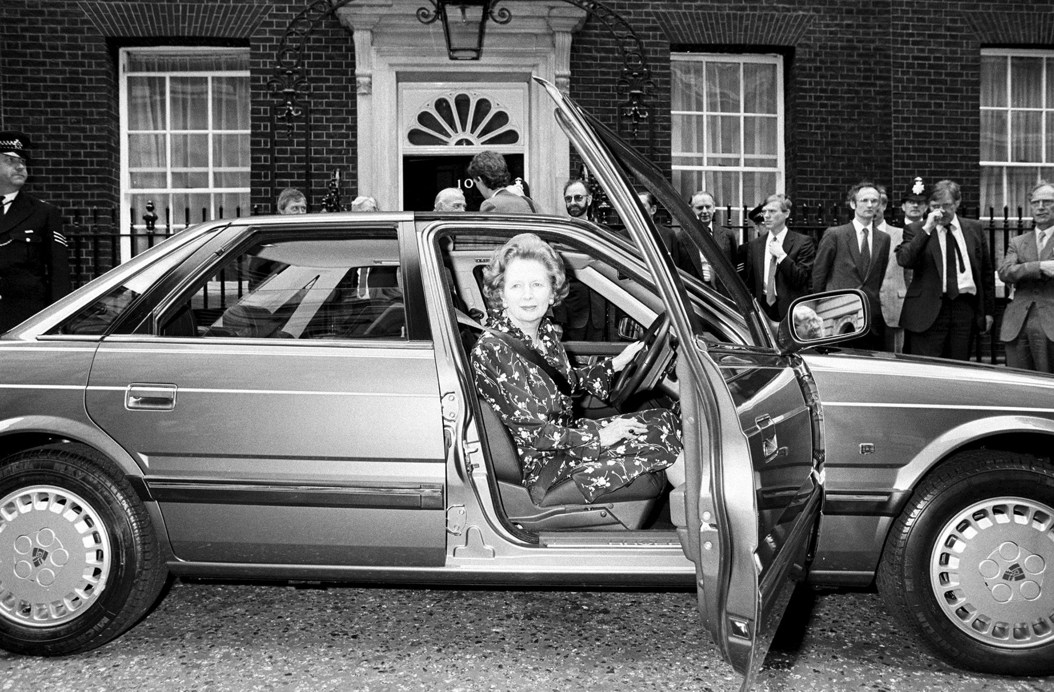 10 χρόνια χωρίς τη Θάτσερ: Πώς η «Σιδηρά Κυρία» έκανε τη μόδα πολιτικό της σύμμαχο