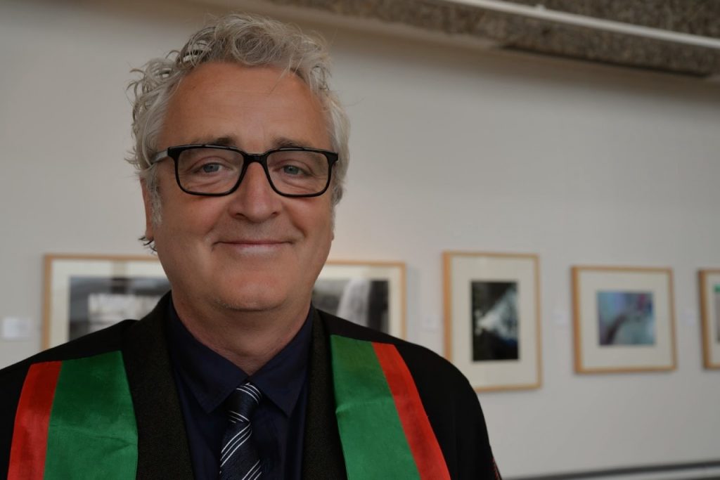 Εντ Τόμας: «Το τοπικό μπορεί να γίνει ό,τι πιο οικουμενικό»