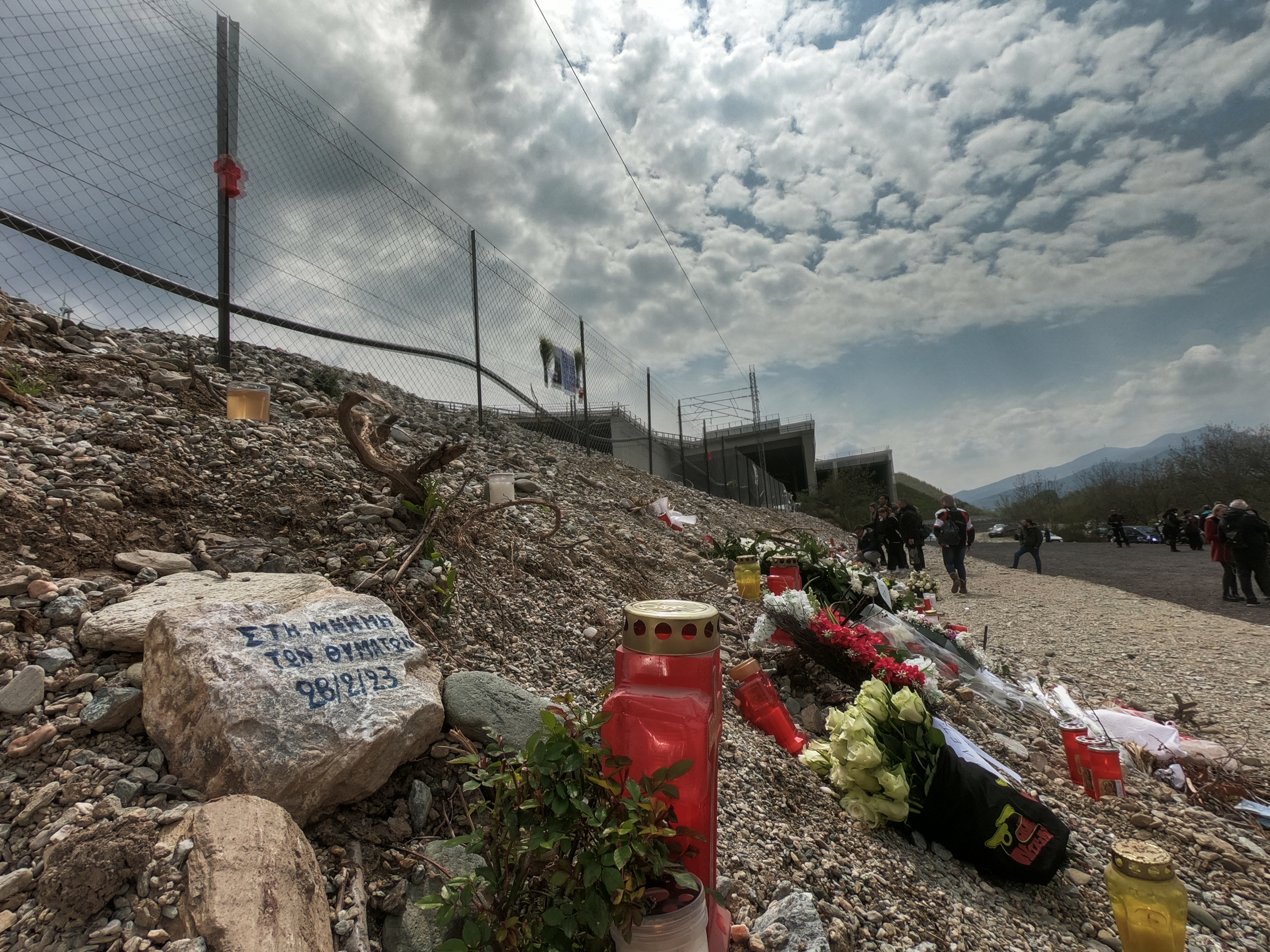 Τέμπη: Θρήνος στο μνημόσυνο για τα θύματα του σιδηροδρομικού δυστυχήματος
