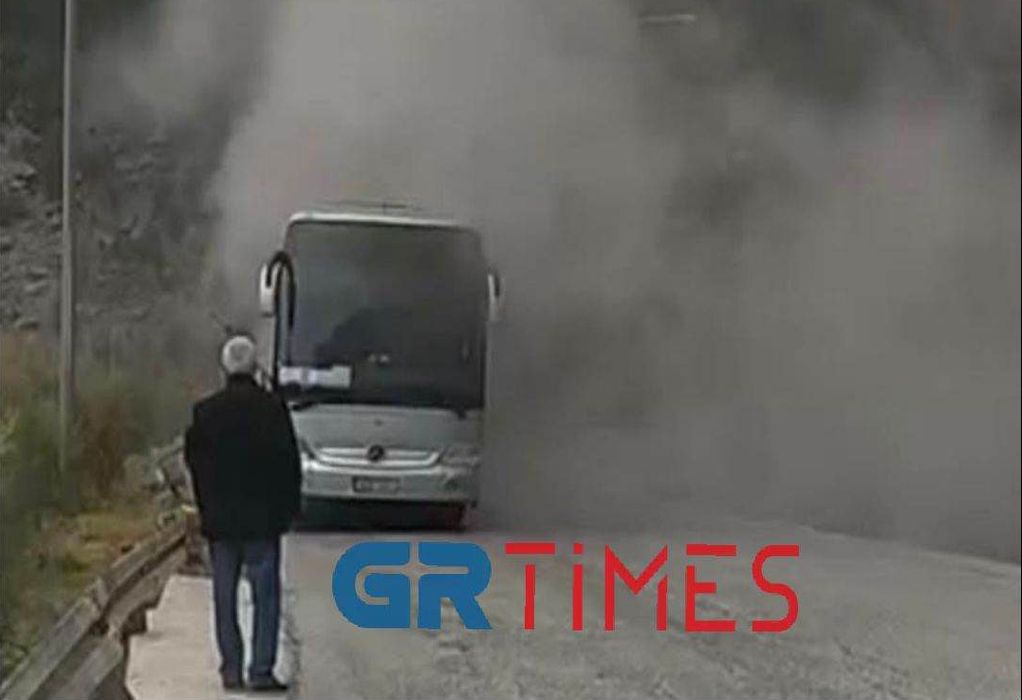 Μέτσοβο: Βίντεο από την στιγμή που το λεωφορείο με τους μαθητές τυλίγεται στις φλόγες