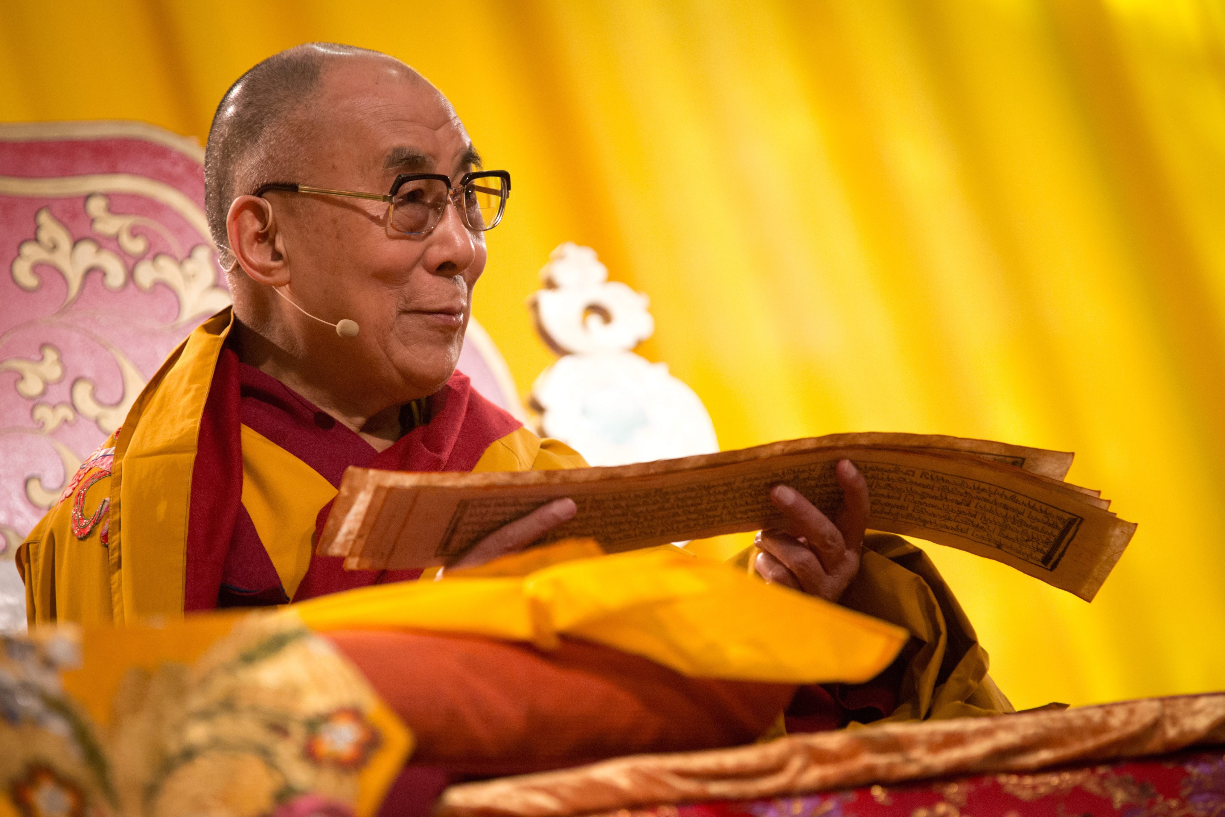 Κατακραυγή για τον Δαλάι Λάμα – Ζήτησε από αγόρι να του «ρουφήξει τη γλώσσα»