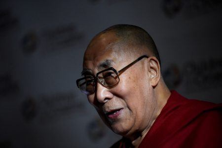 Δαλάι Λάμα: Αντιδράσεις μετά το φιλί με το παιδί