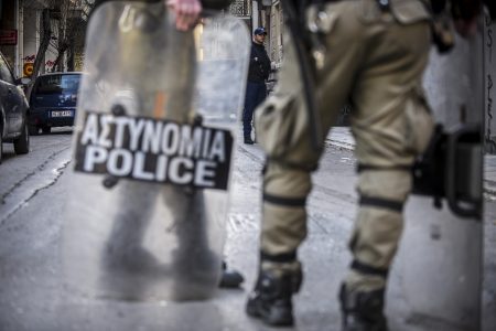 Αντιεξουσιαστές απαγορεύσαν σε αστυνομικούς να απομακρυνθούν από το λόφο του Στρέφη