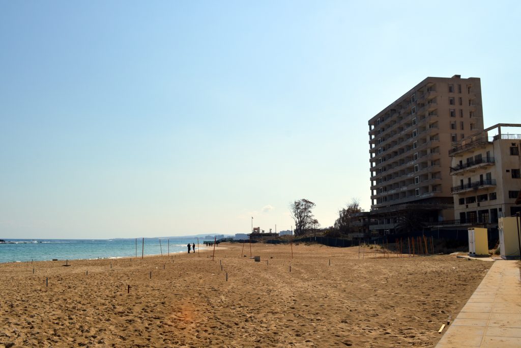 Κύπρος: Τα Ηνωμένα Έθνη στήνουν… παιδική χαρά στην κατεχόμενη Αμμόχωστο