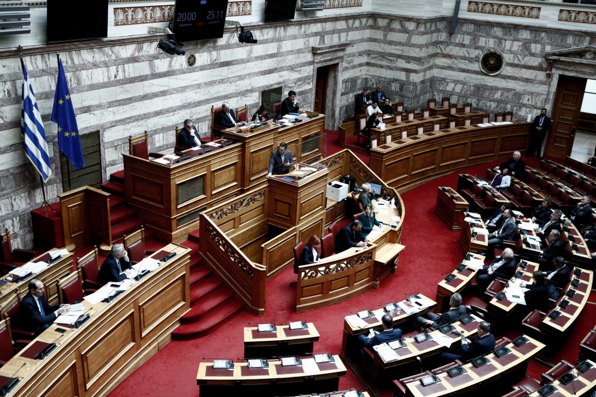 Βουλή: Το χάσμα μεταξύ ΝΔ-ΣΥΡΙΖΑ και οι «χορηγοί της ακροδεξιάς»