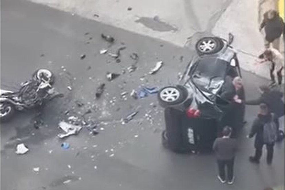 Τροχαίο στον Άλιμο: Η στιγμή που ο οδηγός του Smart βγαίνει από το αυτοκίνητο