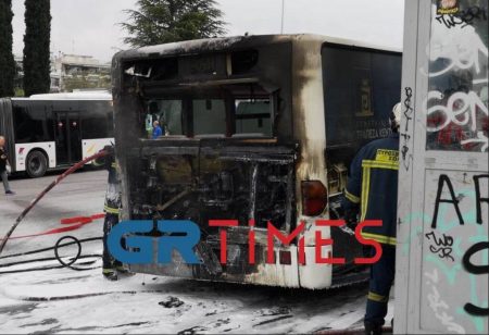 Κάηκε ολοσχερώς αστικό λεωφορείο στη Θεσσαλονίκη – Φωτογραφίες και βίντεο