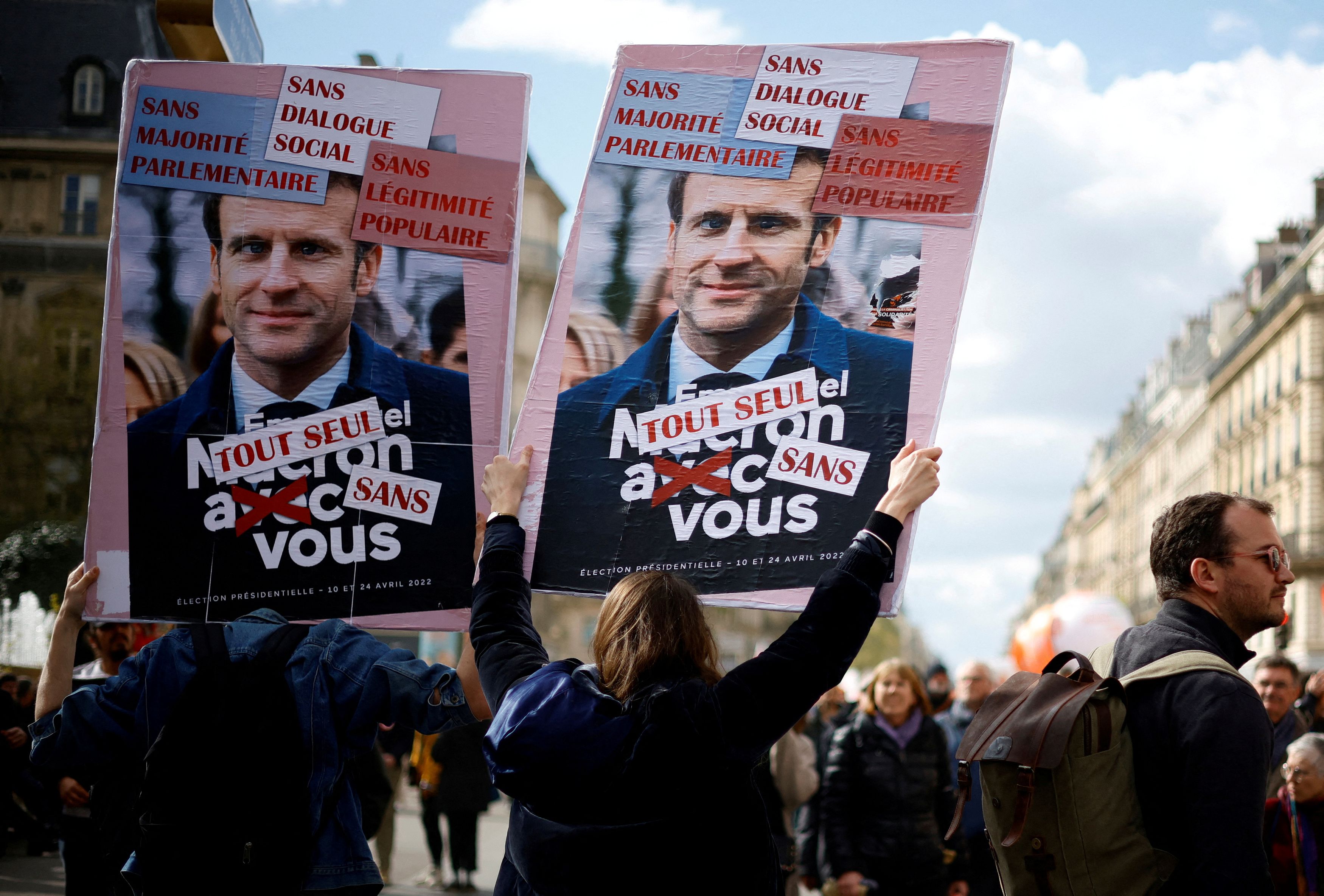 Γαλλία – Μακρόν: Υπέγραψε το νόμο για σύνταξη στα 64
