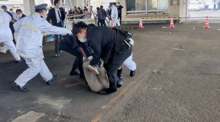 Ιαπωνία: Η στιγμή που ρίχνουν καπνογόνο στον πρωθυπουργό Φουμίο Κισίντα – Συνελήφθη ο δράστης